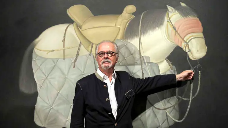 Fotograf&iacute;a de archivo tomada el 8 de octubre de 2012 que muestra al pintor y escultor colombiano Fernando Botero junto a su obra "Caballo de picador, 1992" en el Museo de Bellas Artes de Bilbao. EFE