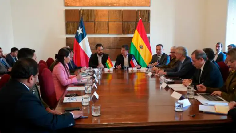 Reuni&oacute;n entre autoridades de Bolivia y Chile./ TOMADA DE ERBOL