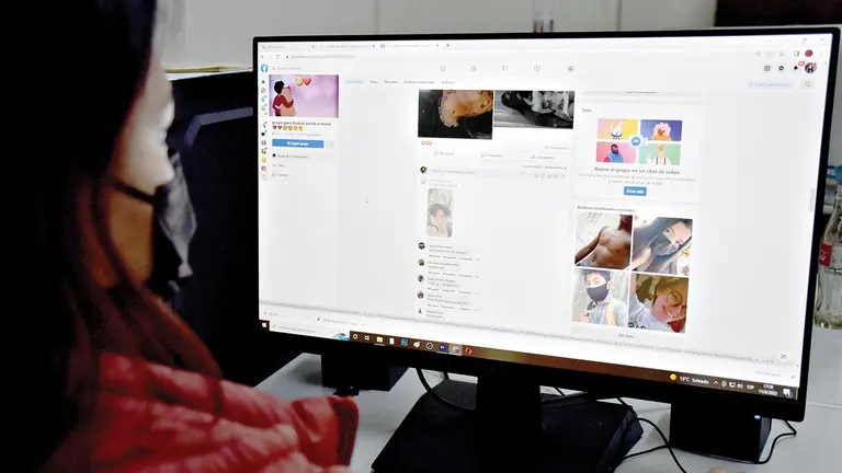 Fotografía ilustrativa de una joven usando Facebook./ NOÉ PORTUGAL