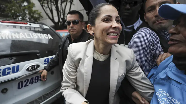 La candidata presidencial Luisa Gonz&aacute;lez (c) sale hoy acompa&ntilde;ada de sus simpatizantes, de la Fiscal&iacute;a General del Estado, despu&eacute;s de entregar una demanda por un supuesto intento de atentado en su contra, en Quito (Ecuador)./ EFE