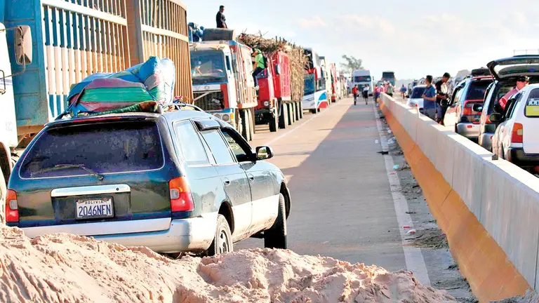 Transporte perjudicado por el bloqueo de carreteras al oriente./ APG
