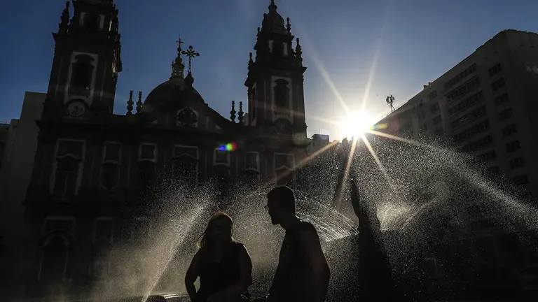Una pareja camina este 19 de septiembre de 2023 frente a una fuente cerca de la Iglesia de Candelaria, en R&iacute;o de Janeiro (Brasil)./ EFE