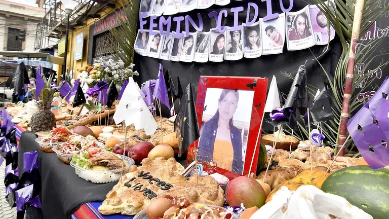 Fotografía de archivo en la que se registró un altar en memoria de víctimas de feminicidio en Cochabamba./ EFE