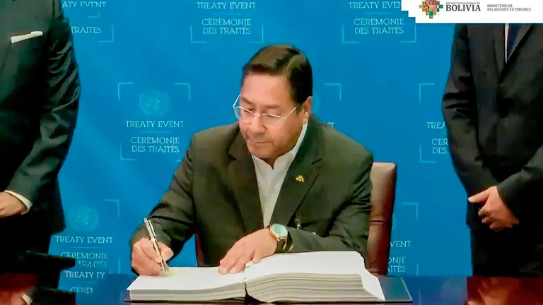 El presidente del Estado, Luis Arce, firmando el acuerdo. ABI