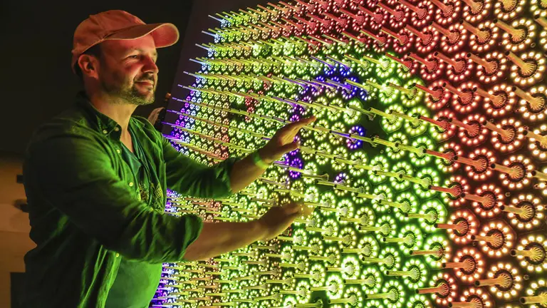El artista alem&aacute;n Robin Baumgarten fue registrado este mi&eacute;rcoles, 19 de septiembre al mostrar su obra Quantum Jungle, que hace parte de la Nova Bienal Rio de Arte y Tecnolog&iacute;a en el Museo del Ma&ntilde;ana, en R&iacute;o de Janeiro (Brasil)./ EFE