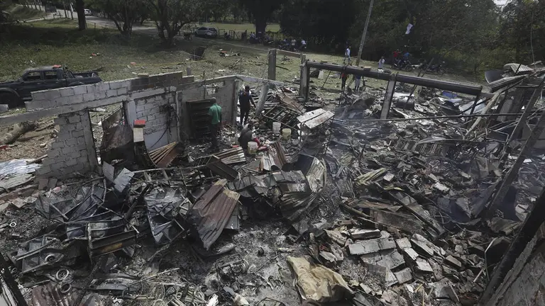 Fotograf&iacute;a de los escombros de un vivienda destruida tras ser afectada por un ataque con carro bomba dirigido a una estaci&oacute;n policial este 20 de septiembre de 2023, en la localidad de Timba, Cauca (Colombia)./ EFE