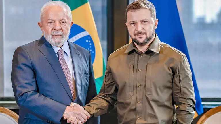 Se registró al presidente de Brasil, Luiz Inácio Lula da Silva (i), durante un encuentro con homólogo de Ucrania, Volodímir Zelenski, en Nueva York./ EFE