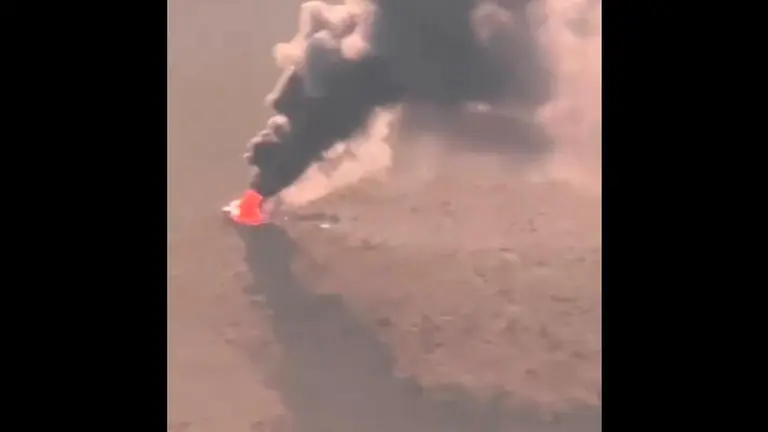 Los restos de la avioneta se incendias, tras estrellarse./ CAPTURA VIDEO