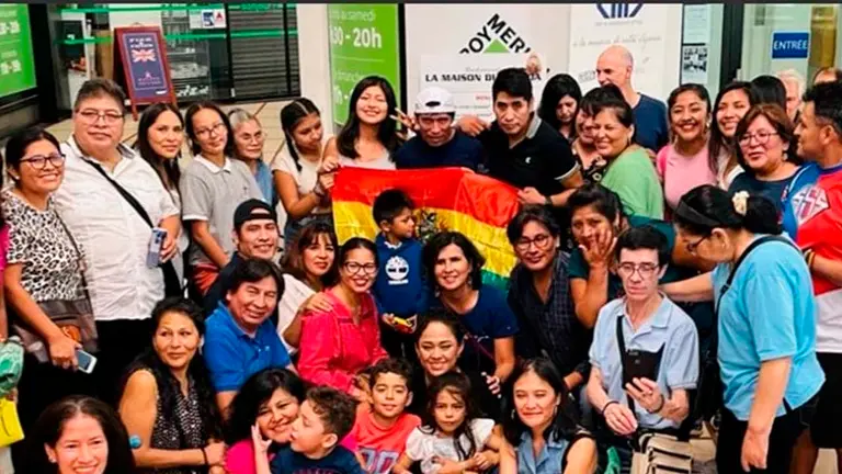 Garibay en su llegada a Par&iacute;s. Bolivianos por el Mundo