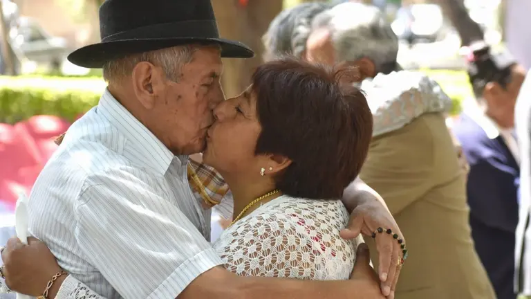 Una pareja que renov&oacute; sus votos este 21 de septiembre, en Cochabamba. DICO SOL&Iacute;S