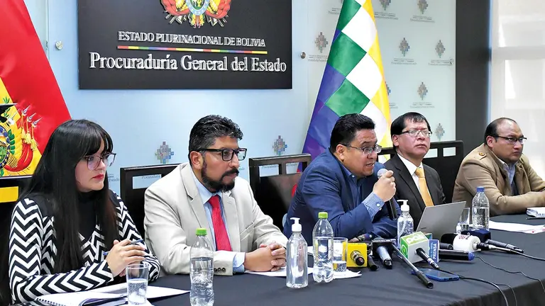 El procurador, Cesar Siles (centro), en conferencia de prensa./ APG
