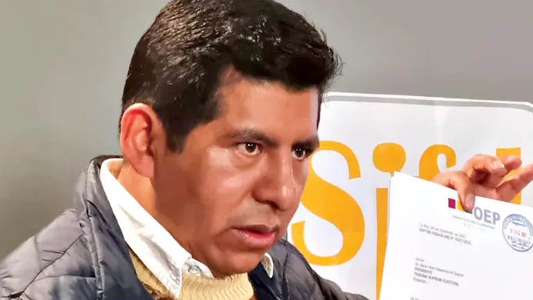 El vocal Tahuichi muestra su carta de excusa./ ERBOL