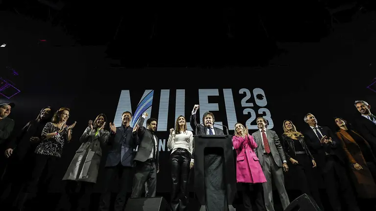 El candidato a la Presidencia por el partido la Libertad Avanza, Javier Milei (c), es visto durante su cierre de campa&ntilde;a, en una fotograf&iacute;a de archivo./ EFE