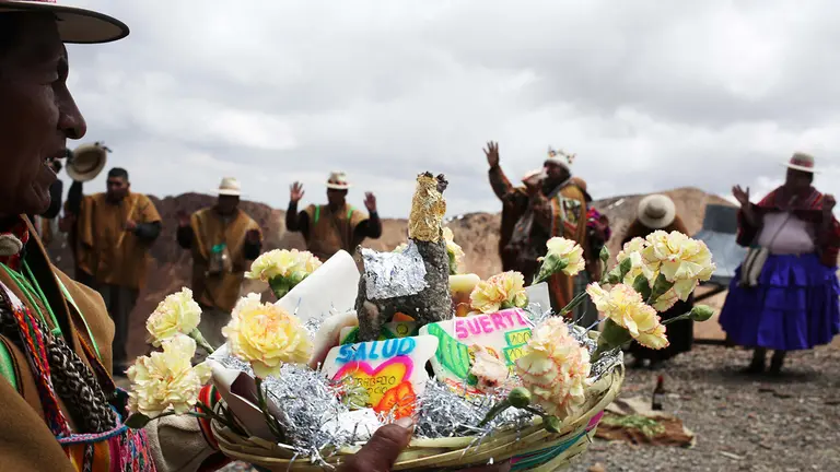 Rituales a m&aacute;s de 5.200 metros para que la Madre Tierra aplaque la sequ&iacute;a en Bolivia./ EFE