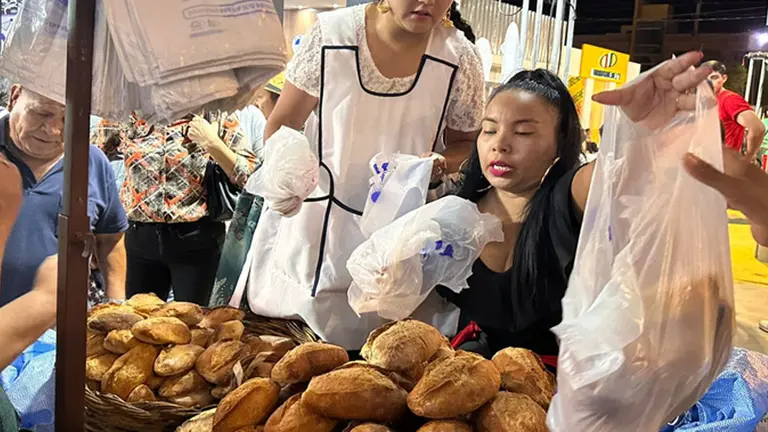 Pabell&oacute;n de la Alcald&iacute;a de La Paz vende 13.700 marraquetas en la primera noche en Expocruz./ URGENTE.BO