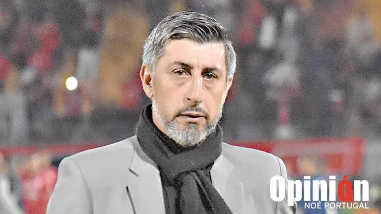 Cristian Díaz, ex entrenador del Rojo, durante un  partido. / NOÉ PORTUGAL