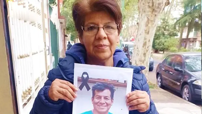 Marcelina Cruz, con la foto de su hermano, el cirujano Juan Carlos Cruz, asesinado en un robo, en Argentina. BOLIVIA AL AIRE TV
