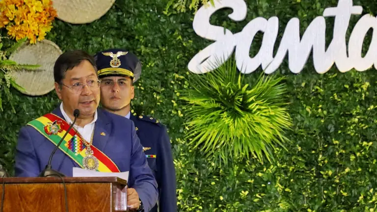 En aniversario de Santa Cruz, Gobierno promete segunda planta de urea y entrega 6 unidades educativas