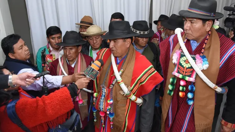 Campesinos llegan al ampliado del Pacto de Unidad, en la ciudad de La Paz. APG