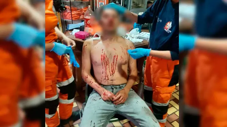 El voluntario del SAR agredido por un hincha de Wilster. RRSS