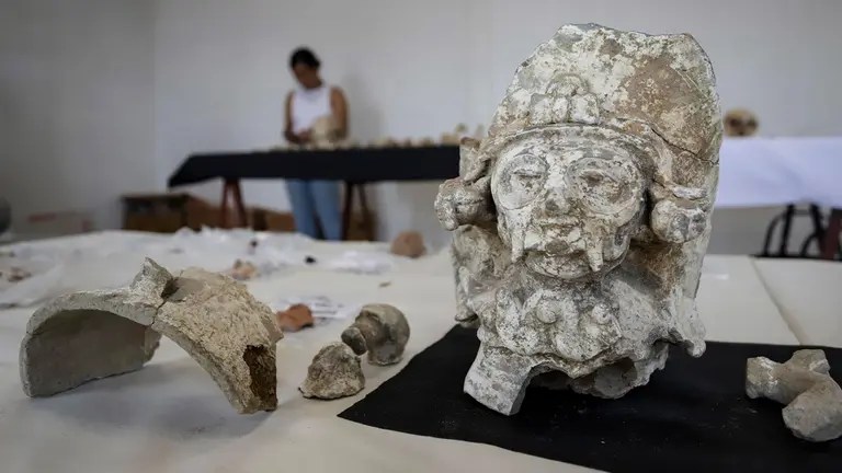 Descubren 11 entierros humanos, 1.000 piezas y un petrograbado en el centro de M&eacute;xico./ EFE