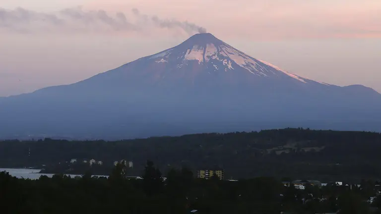 Fotograf&iacute;a de archivo en la que se registr&oacute; una vista general del volc&aacute;n Villarrica, a 750 kil&oacute;metros al sur de Santiago de Chile./ EFE
