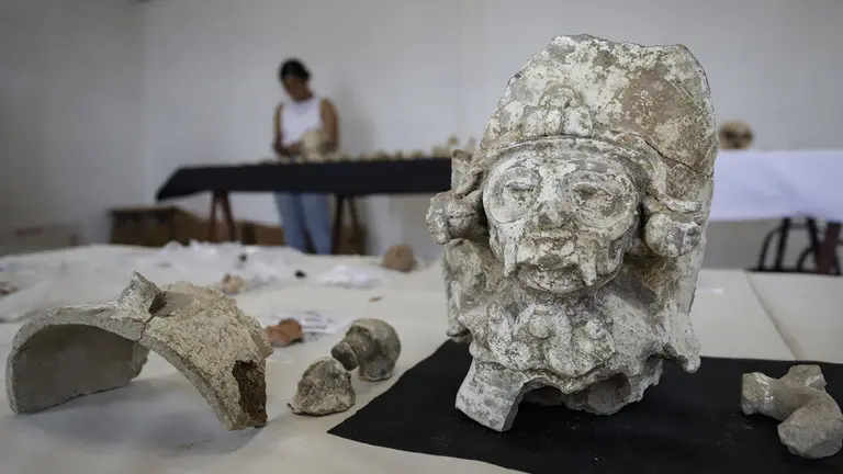 Fotograf&iacute;a de piezas arqueol&oacute;gicas localizadas en una excavaci&oacute;n el 23 de septiembre de 2023 en el municipio de San Andr&eacute;s Cholula, Puebla (M&eacute;xico)./ EFE