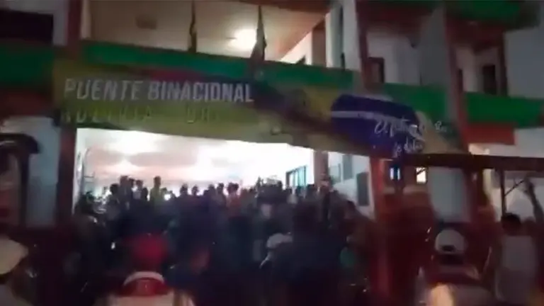 Protesta fuera del Comit&eacute; C&iacute;vico de Guayaramer&iacute;n, Beni. CAPTURA DE VIDEO