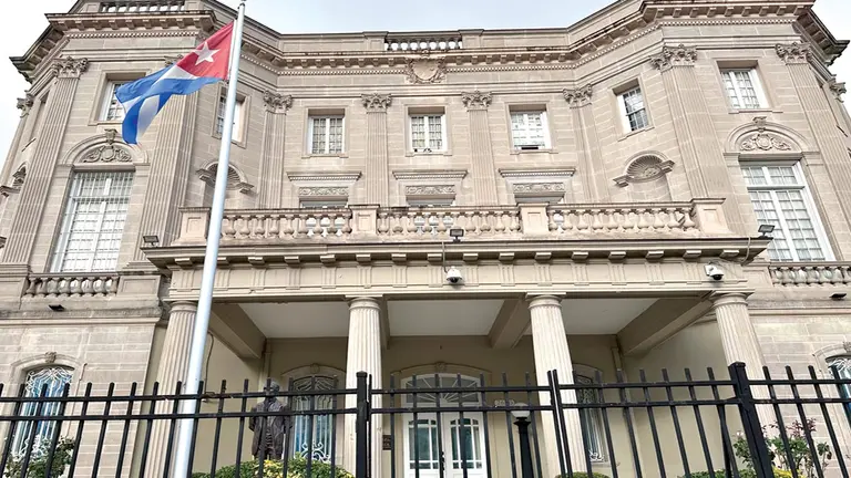 La embajada de Cuba en Washington, en una imagen de archivo./ EFE