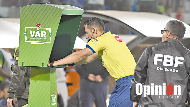 Foto referencial de un &aacute;rbitro observando una jugada pol&eacute;mica en el VAR./ DICO SOL&Iacute;S