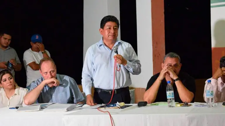 El ministro de Obras P&uacute;blicas, Edgar Monta&ntilde;o junto a la comitiva del Gobierno. Unitel