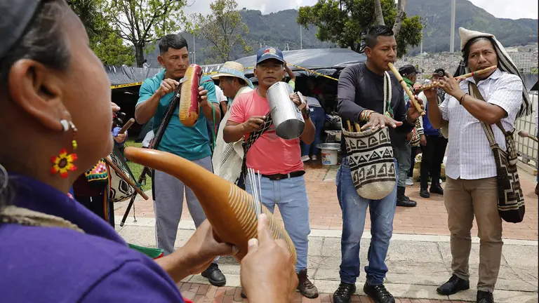 Ind&iacute;genas de varias regiones del pa&iacute;s acampan este 26 de septiembre de 2023 en el Parque Tercer Milenio en la v&iacute;spera de la Marcha por la vida, en Bogot&aacute; (Colombia)./ EFE