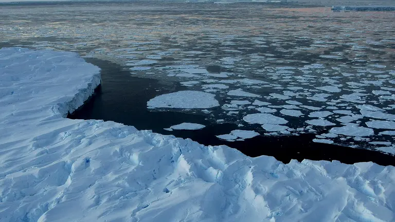 Vista de una zona de icebergs rodeados por t&eacute;mpanos de hielo a la deriva en la bah&iacute;a de Vicennes, en el territorio ant&aacute;rtico australiano, en una fotograf&iacute;a de archivo./ EFE