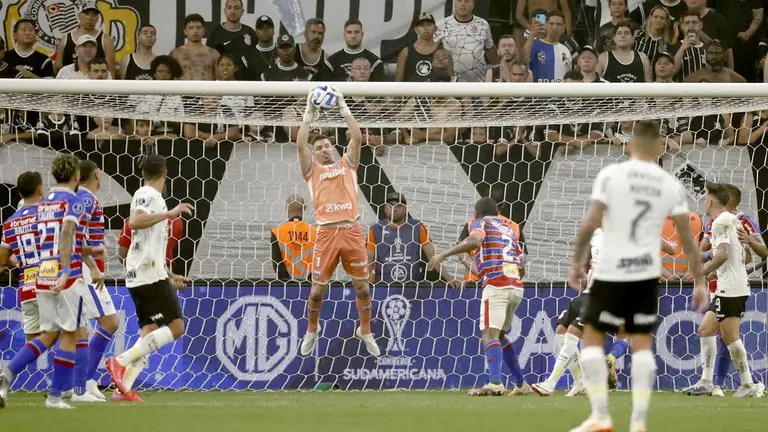 João Ricardo (c) portero de Fortaleza atrapa un balón hoy, en un partido de las semifinales de la Copa Sudamericana entre Corinthians y Fortaleza./ EFE