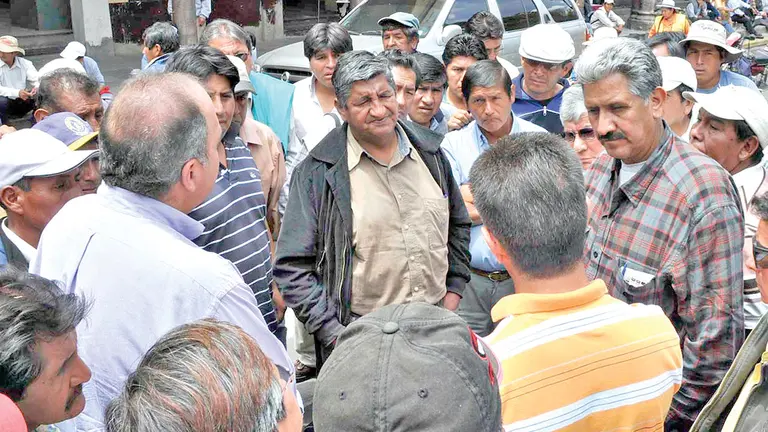 Reuni&oacute;n con huelguistas de Semapa, en octubre de 2009./ ARCHIVO