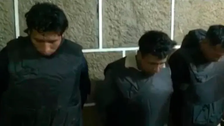 Los tres detenidos acusados de violar a una menor de 12 a&ntilde;os. Red Uno