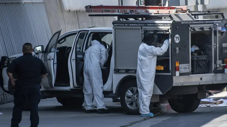 Peritos forenses trabajan en la zona donde aparecieron restos humanos./ EFE
