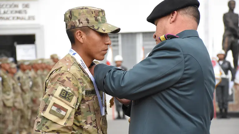 El soldado Brayan Choque recibe la condecoraci&oacute;n del Ej&eacute;rcito./ APG