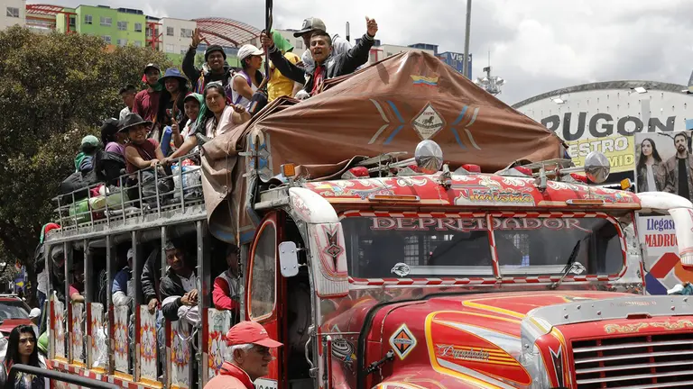 Ind&iacute;genas y campesinos de varias regiones del pa&iacute;s llegan este 27 de septiembre de 2023, al Parque Tercer Milenio en la v&iacute;spera de la Marcha por la vida, en Bogot&aacute; (Colombia). EFE