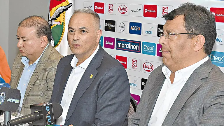 Fernando Costa (c), titular de la FBF, se dirige a los medios en una conferencia./  APG