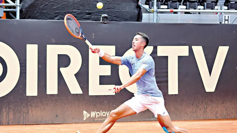 Murkel Dellien intenta conectar un bal&oacute;n, durante el partido frente a Hardt por el Challenger de Bogot&aacute;./ DIRECTV OPEN