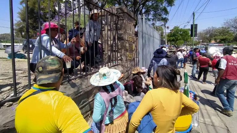 Vecinos de Cotapachi movilizados en puertas de la Gobernaci&oacute;n de Cochabamba. DICO SOL&Iacute;S