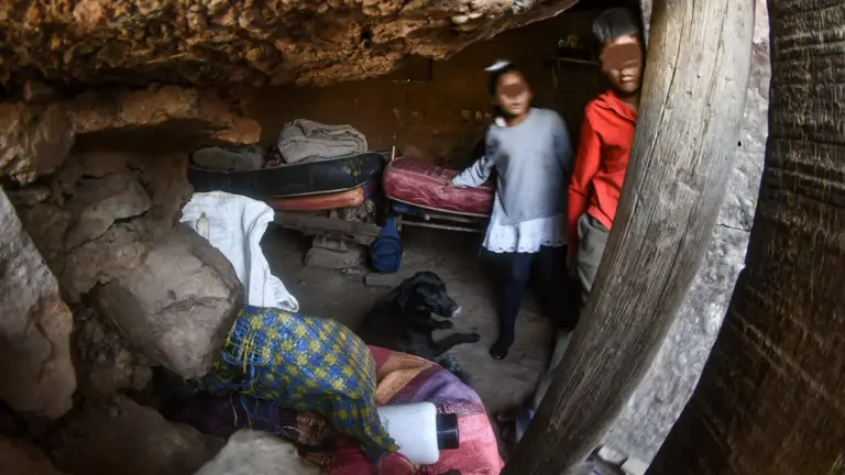 Ni&ntilde;os que viven en "casa ilegal" en cerro San Pedro. DICO SOL&Iacute;S.