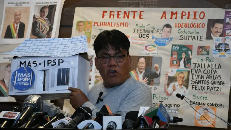El diputado H&eacute;ctor Arce en conferencia de prensa. APG