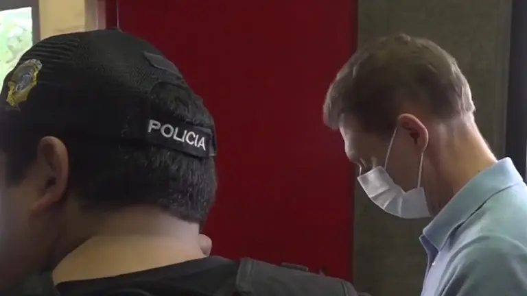 El exvicepresidente del extinto Banco Fassil, Mart&iacute;n W. E.m cuando fue aprehedido./ CAPTURA DE VIDEO TOMADA DE ERBOL