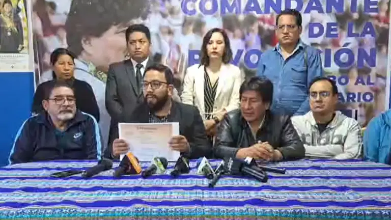 El delegado del MAS explica la situaci&oacute;n en una conferencia de prensa./ CORTES&Iacute;A RADIO SOBERAN&Iacute;A