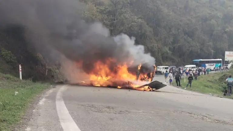 El minib&uacute;s mientras ard&iacute;a en llamas en la zona de Locotal./UNITEL