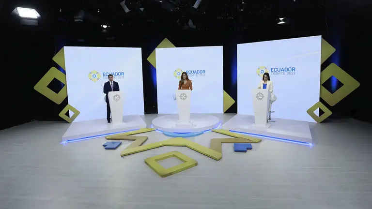 Fotograf&iacute;a cedida este domingo, 1 de octubre, por el Consejo Nacional Electoral de Ecuador en la que se registr&oacute; a los candidatos presidenciales Luisa Gonz&aacute;lez (d) y Daniel Noboa (i), durante un debate televisado, en Quito (Ecuador)./ EFE