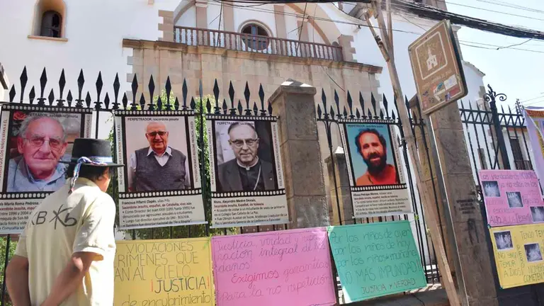 Pancartas en contra de los curas abusadores en las puertas de la Compa&ntilde;&iacute;a de Jes&uacute;s. No&eacute; Portugal