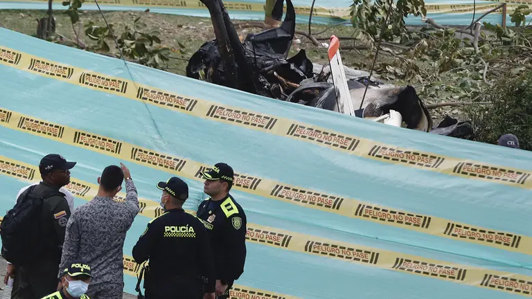 Miembros de la Polic&iacute;a fueron registrados este martes, 3 de octubre, al acordonar la zona donde se accident&oacute; una aeronave de la Fuerza Aeroespacial Colombiana (FAC), en Cali (Colombia)./ EFE